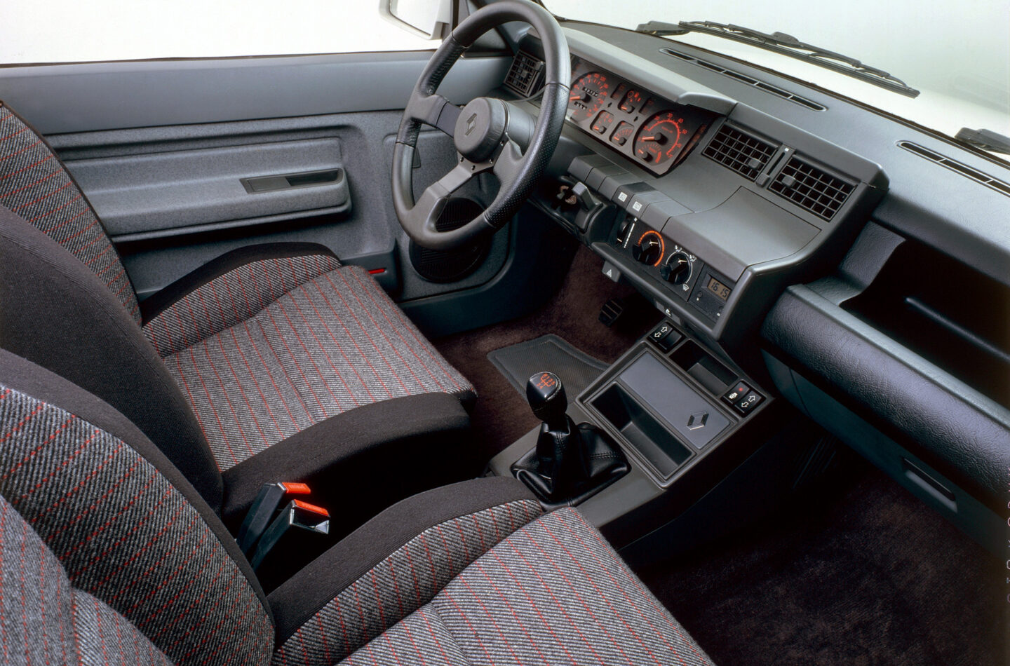 Renault 5 GT Turbo interior